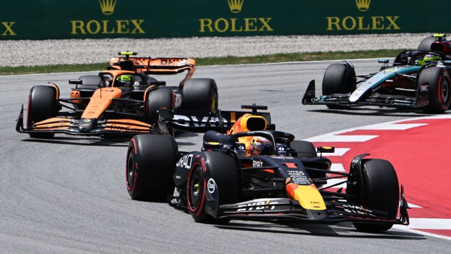 Max Verstappen seguido por Lando Norris y George Russell en el GP de España.