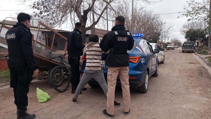 Detuvieron a un ladrón que robaba reflectores de luz.