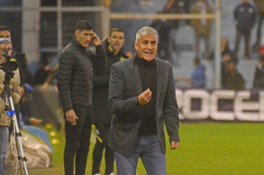 FABIÁN NARDOZZA TUVO SU ESTRENO COMO DT DE LA CREMA