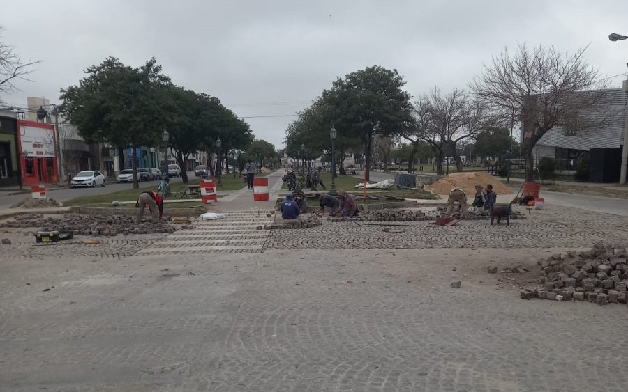 Operarios municipales durante las tareas de refuncionalizaci&oacute;n en avenida Italia.