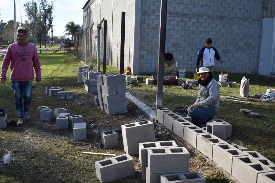 Obreros municipales ejecutando la obra.