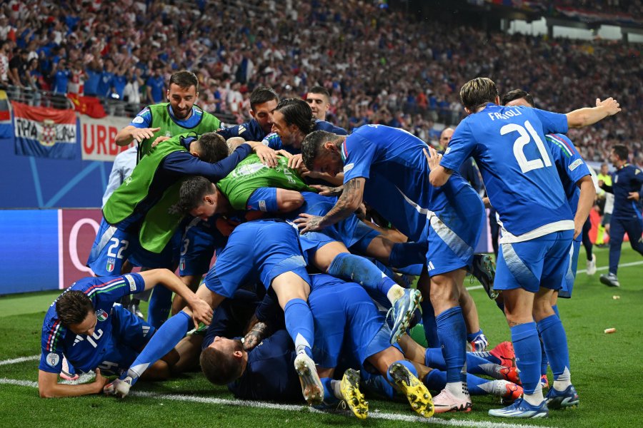 FESTEJO ALOCADO DE ITALIA CON EL GOL AGÓNICO PARA EL EMPATE Y EL PASE A OCTAVOS