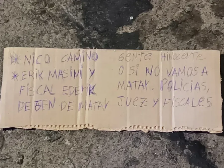 Carteles con amenazas escritas en cartón fueron dejados en los ataques a tiros contra la sede de la AIC y el destacamento El Tanque.