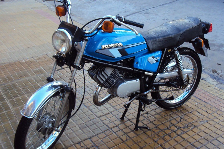 La moto Honda de color azul, es una “moto vieja” de gran valor afectivo y material para su dueño.