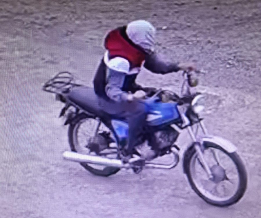 La moto Honda azul fue grabada por las c&aacute;maras del CeMU por calle Marchini en direcci&oacute;n a barrio 2 de Abril.