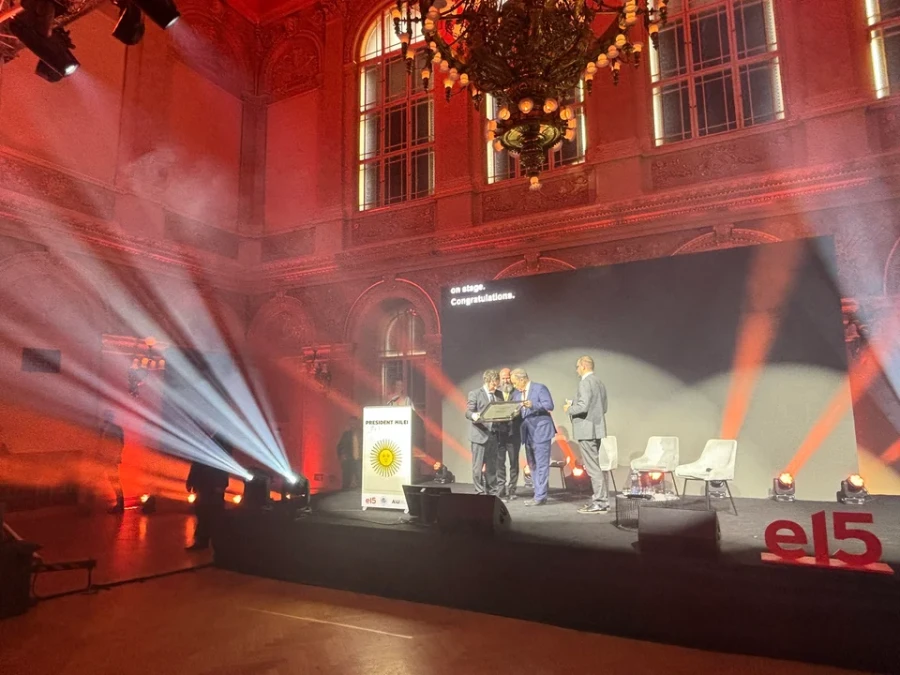 Milei en el otorgamiento del premio anual del Instituto Liberal de Rep&uacute;blica Checa.