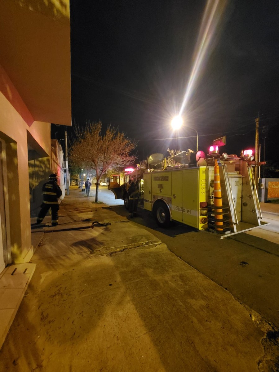 La unidad de Bomberos Zapadores en el complejo de departamentos de calle Hernández al 600.