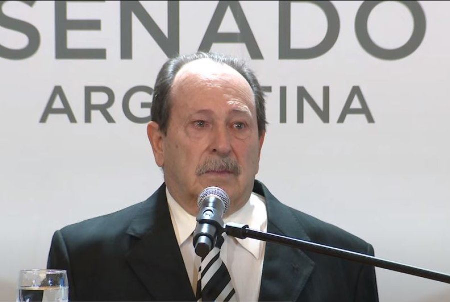 Owen Crippa al recibir el reconocimiento del Senado.