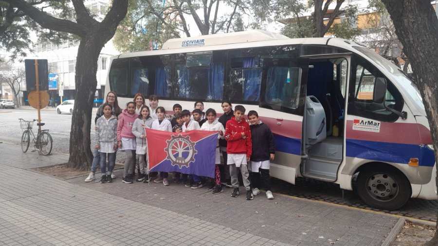 El veh&iacute;culo y uno de los contingentes trasladados.