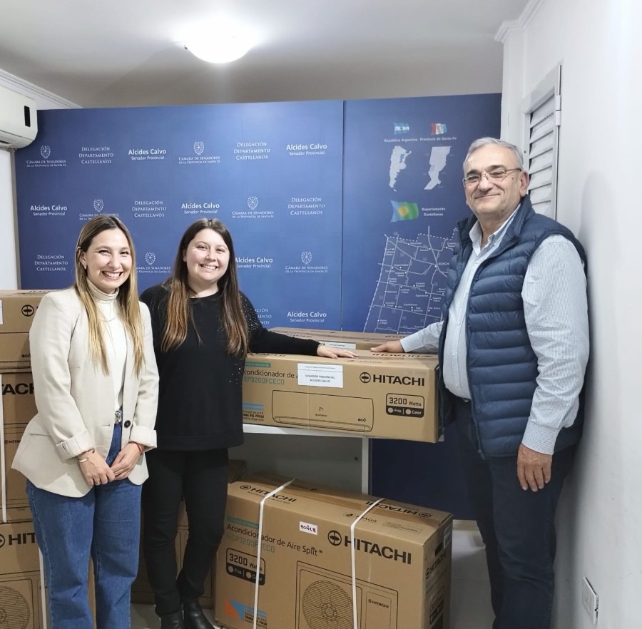 Representantes de la instituci&oacute;n y el legislador.