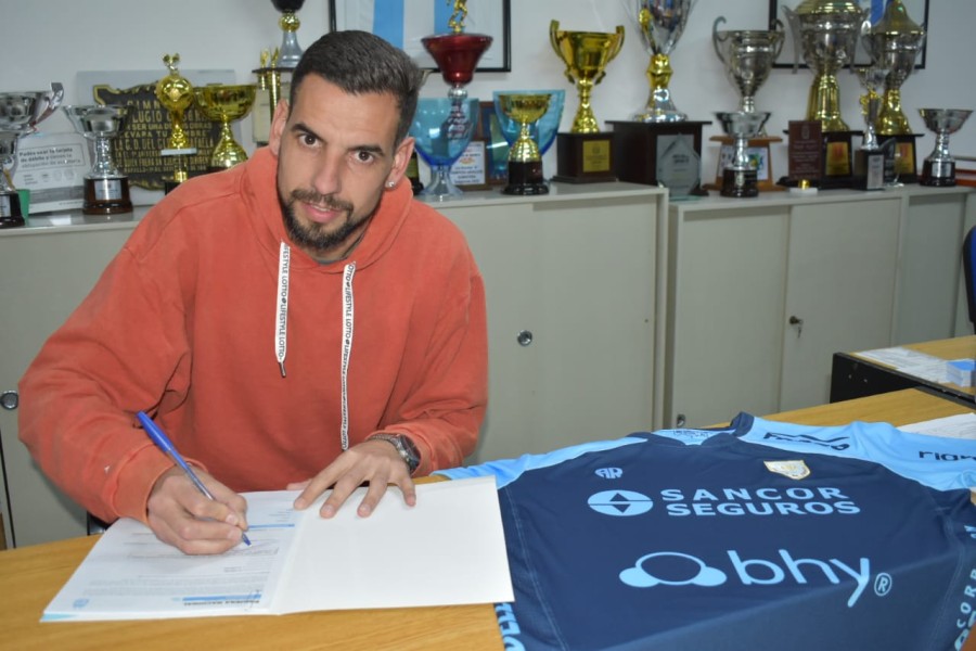 Emanuel Bilbao al firmar su contrato con Atl&eacute;tico de Rafaela. (FOTO PRENSA AR)