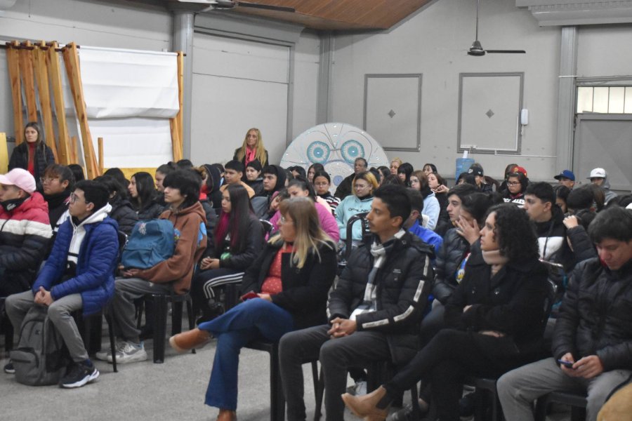 Los estudiantes siguen con inter&eacute;s la disertaci&oacute;n.