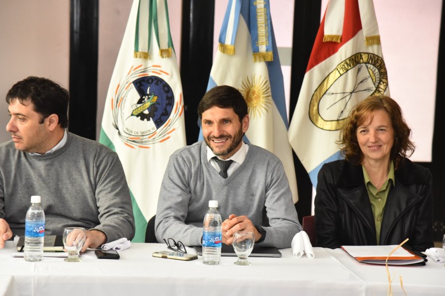 Pullaro junto a su gabinete.
