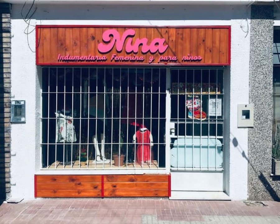 <i>"Nina", el negocio de ropa que a pesar de las rejas fue asaltado.</i>