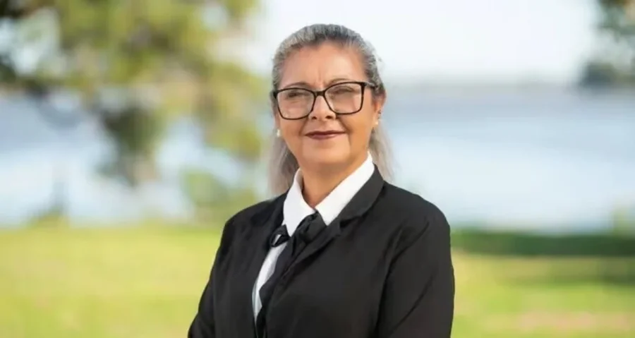 La funcionaria Alejandra Messa fue detenida este sábado acusada de intentar asesinar a un hombre del pueblo con una puñalada en el cuello.