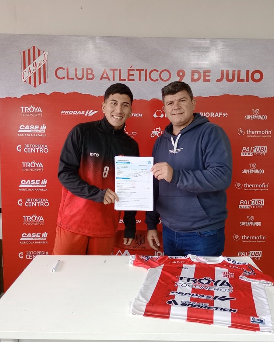 MACIES./ Mostrando el contrato junto al presidente Emiliano Montagna.
