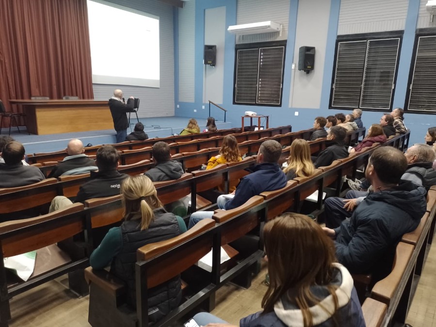 CHARLA. Productores y asesores acudieron al INTA en busca de información certera.