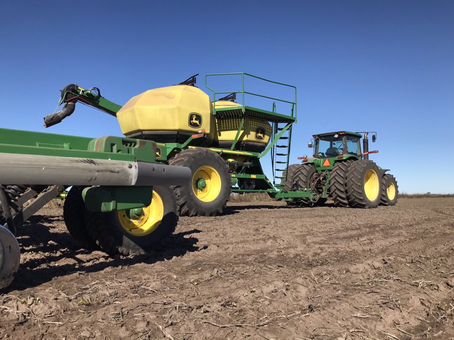 APUESTA. A pesar de todo, los productores siguen "enterrando" dinero para producir alimentos.