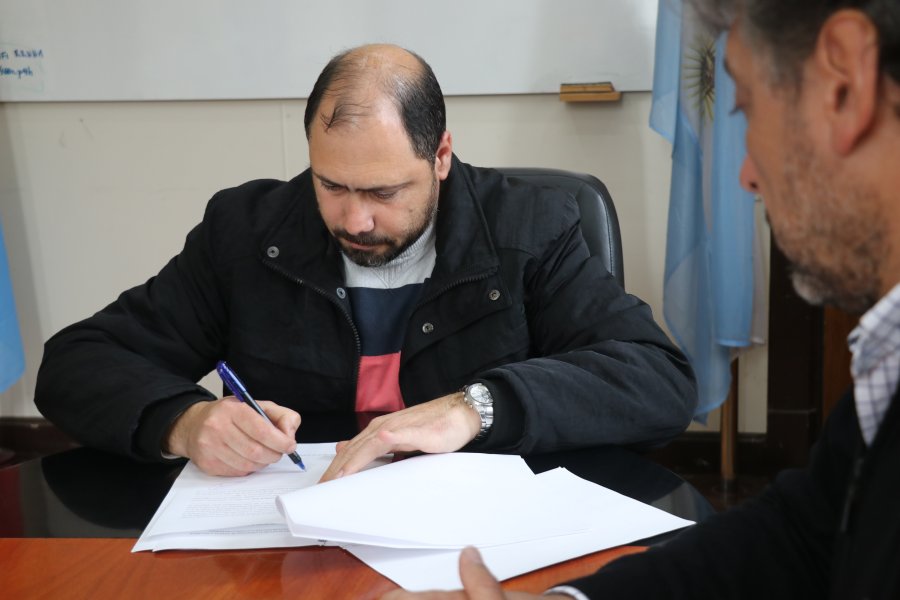 CONVENIO. El jefe comunal local, Jos&eacute; Barbero, firmando el acuerdo con el Ministerio de Seguridad.
