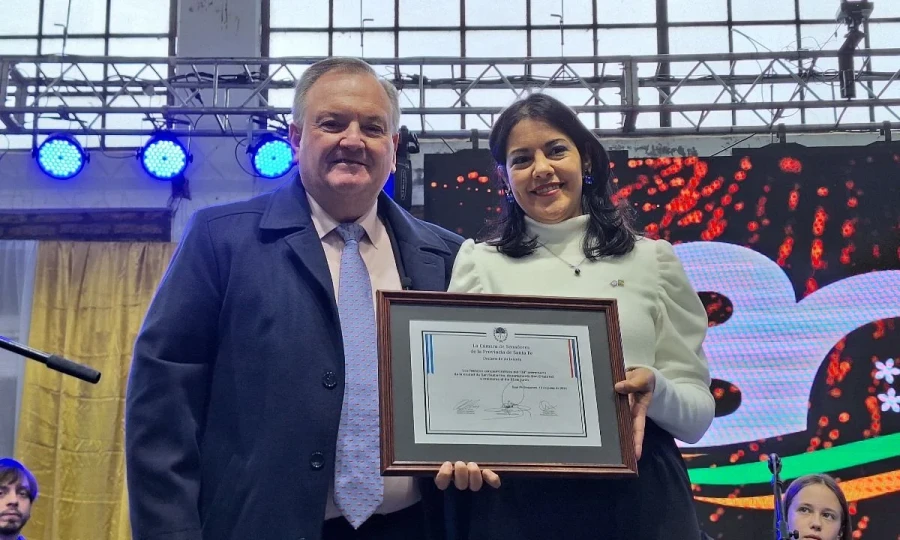 DE INTER&Eacute;S. Felipe Michlig y Romina L&oacute;pez en la entrega del reconocimiento.