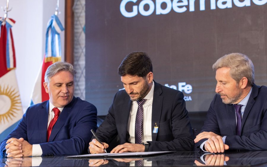 El cordob&eacute;s Mart&iacute;n Llaryora, el santafesino Maximiliano Pullaro y el entrerriano Rogelio Frigerio al firmar el documento.