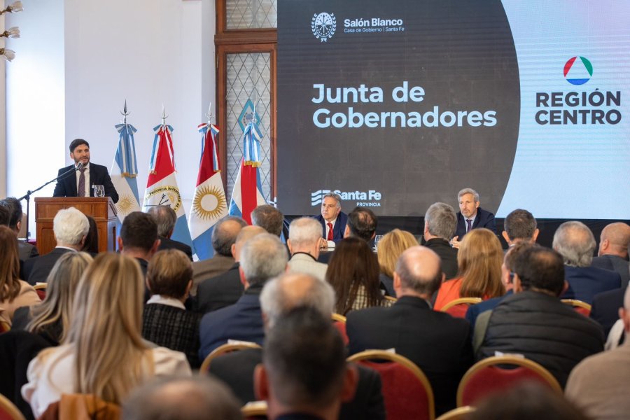 Pullaro brinda su discurso en el Sal&oacute;n Blanco de Casa de Gobierno. (FOTO SCS)