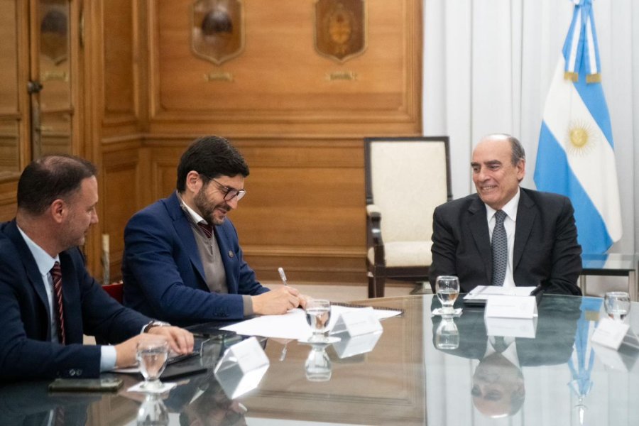 RUBRICA. Pullaro firm&oacute; el acuerdo que establece la continuidad de las obras p&uacute;blicas junto a Guillermo Francos, el jefe de Gabinete de Naci&oacute;n.