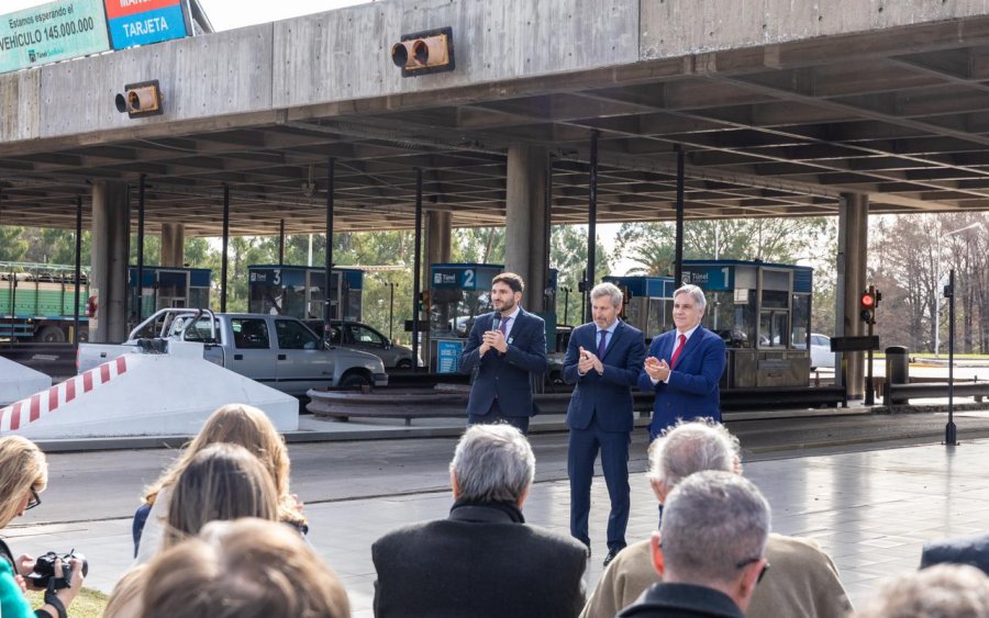 T&Uacute;NEL. Pullaro, Frigerio y Llaryora en el sector de las cabinas de peaje.