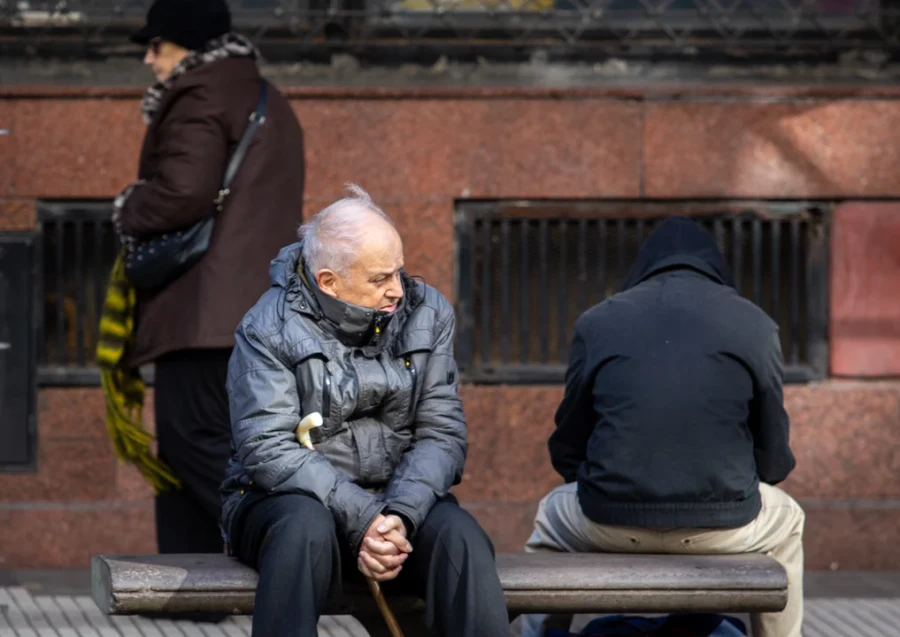 El invierno puede ser duro para los jubilados si se recorta el bono.