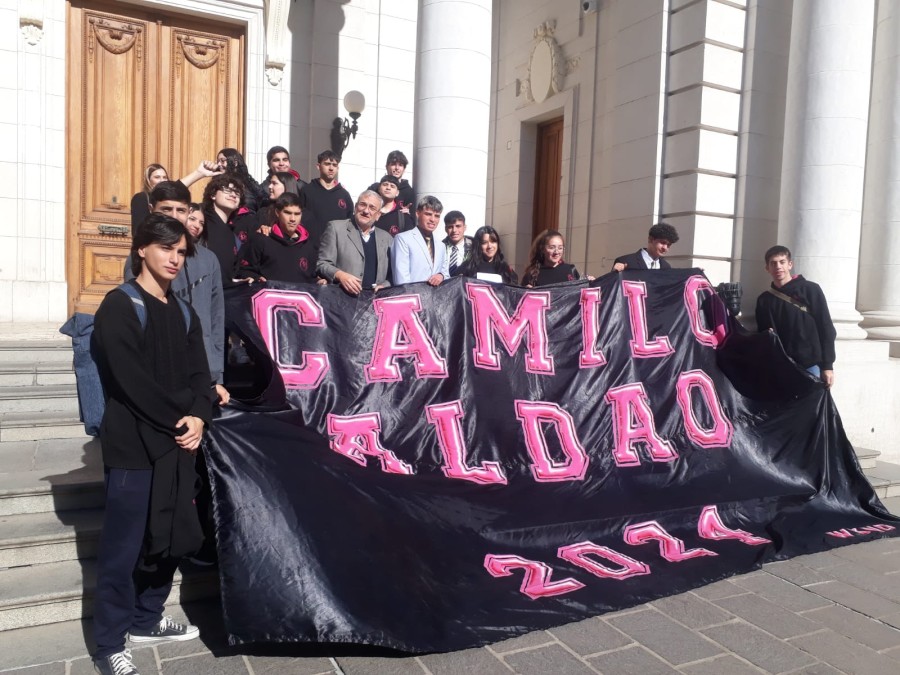 En la Legislatura, los educandos con el Legislador por nuestro Departamento.