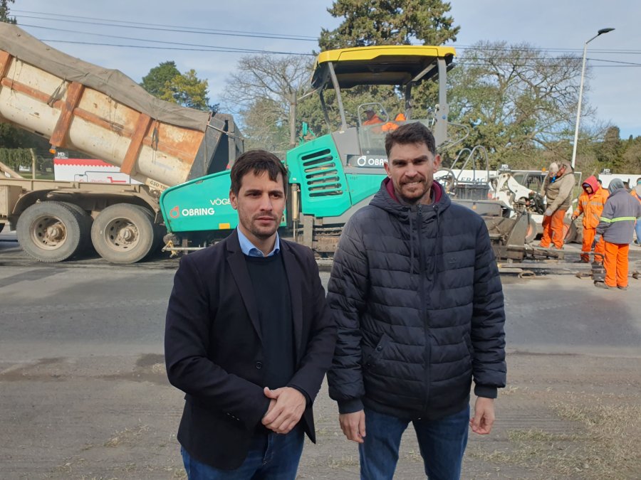 RECORRIDA. Viotti y Asencio, durante la recorrida que efectuaron en la obra vial de la Ruta Provincial N&deg; 70, acceso Este a nuestra ciudad.
