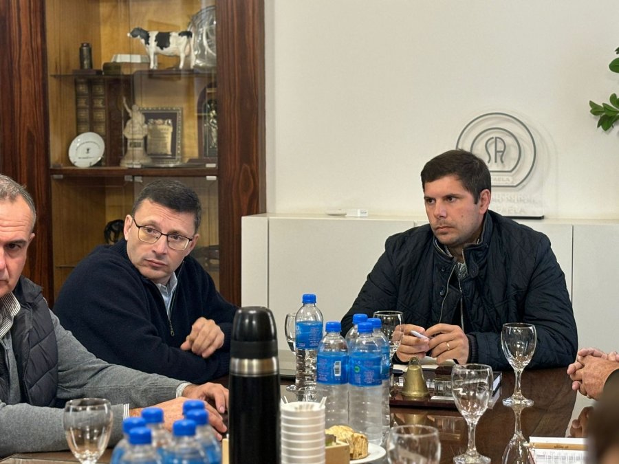 EN LA RURAL. El presidente de la instituci&oacute;n, Leonardo Allasia, junto al presidente del Concejo Municipal, Lisandro M&aacute;rsico, durante la reuni&oacute;n de este viernes.