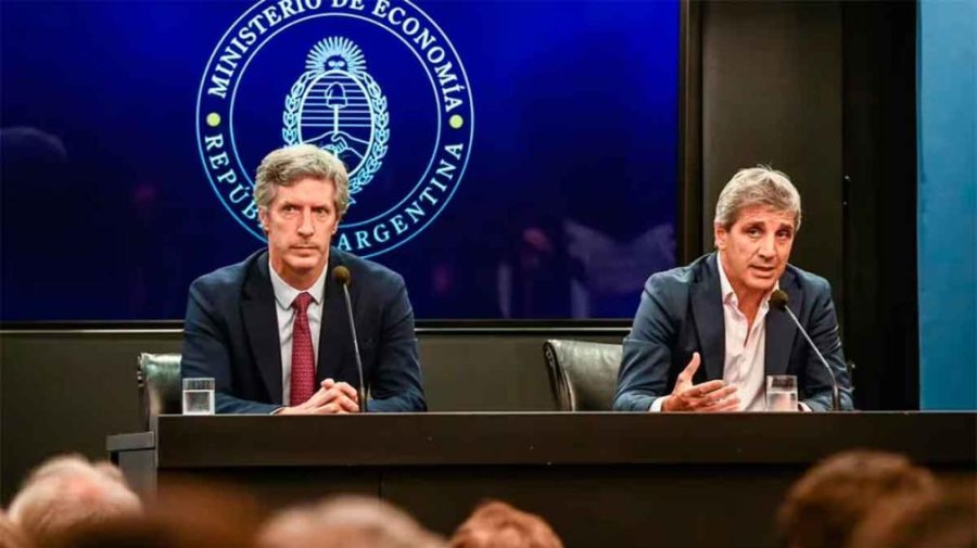 EN CONFERENCIA. El ministro de Econom&iacute;a, Luis Caputo, y el presidente del Banco Central, Santiago Bausili.