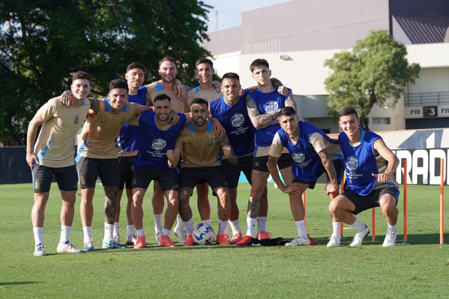 JUNTOS POR MAS/ Disfrutando el entrenamiento previo al partido.