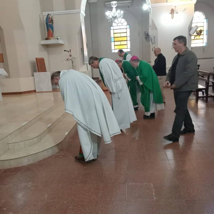 Un instante del oficio religioso.