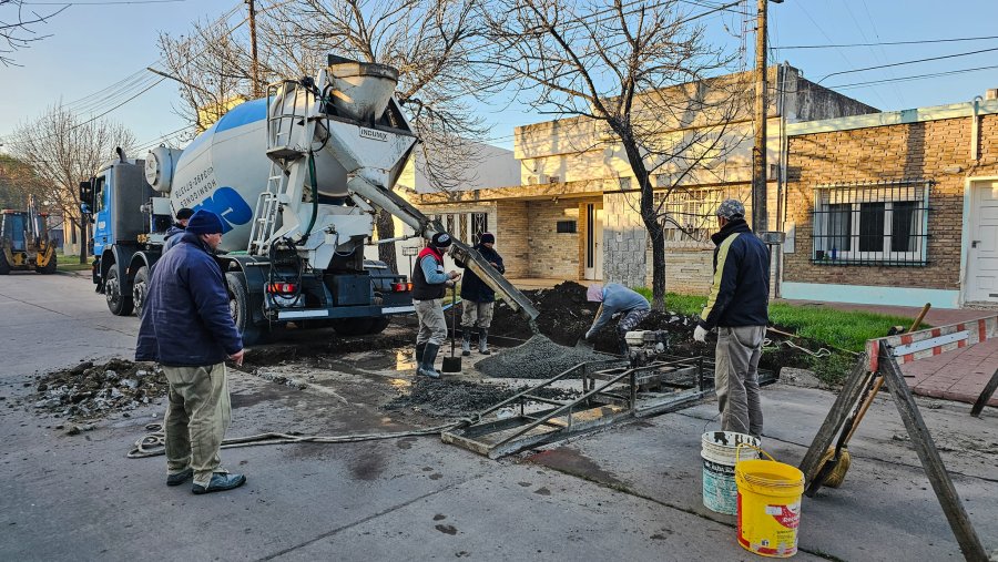 Cuadrilla comunal en calle Rivadavia.
