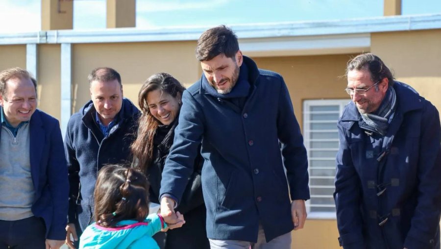 Durante el acto el Gobernador saluda a una ni&ntilde;a.