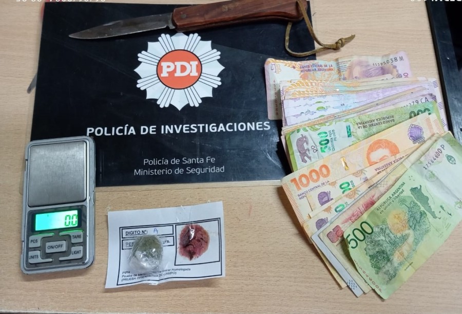 En la campera, GEA llevaba una balanza digital, dinero en efectivo, un envoltorio con material estupefaciente y una navaja.