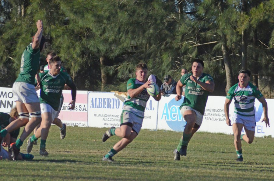 MARTÍN BARBERIS ENCARA CON LA PELOTA EN SU PODER