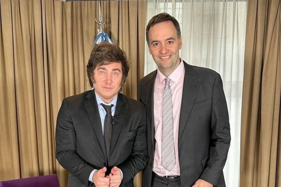 El vocero presidencial Manuel Adorni junto al presidente, Javier Milei.