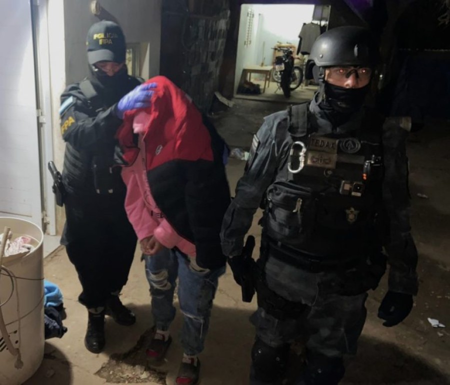 En los domicilios allanados en Morteros, se incautaron varias dosis de cocaína y marihuana y dinero en efectivo.