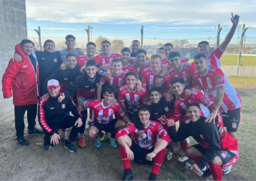 FELICIDAD EN LINCOLN./ El plantel festejando tres puntos muy importantes.