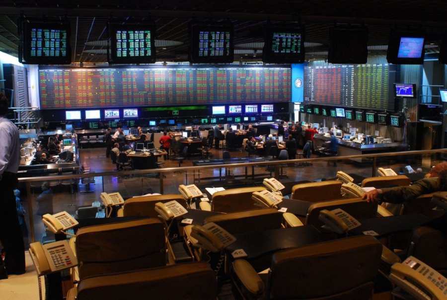 Primeros n&uacute;meros en rojo en el mercado financiero tras los anuncios del Gobierno.