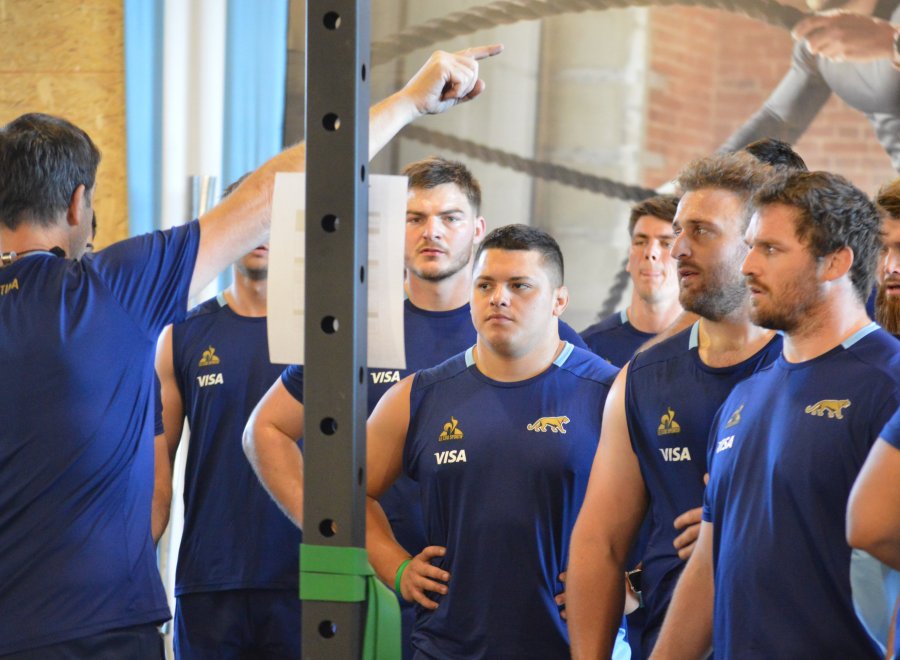 EN EL GIMNASIO./ Pedro Rubiolo y Mayco Vivas junto a otros forwards del plantel.