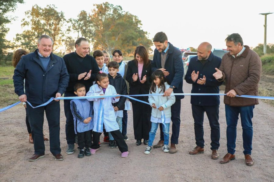 Pullaro y Michlig al inaugurar mejoras en un camino rural en e departamento San Crist&oacute;bal.