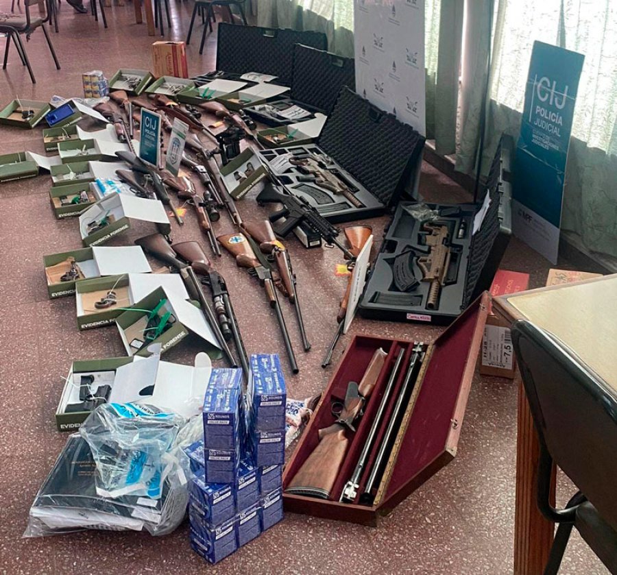 Un millonario arsenal de armas y municiones fue incautado.