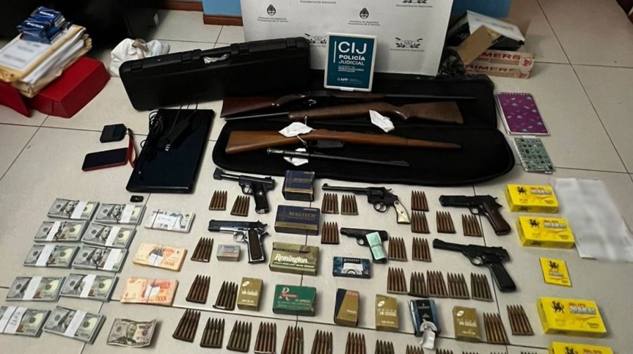 Además del arsenal secuestraron casi 100.000 d&oacute;lares, 4 autos, 36 celulares y casi 25.000 municiones de todos los calibres.