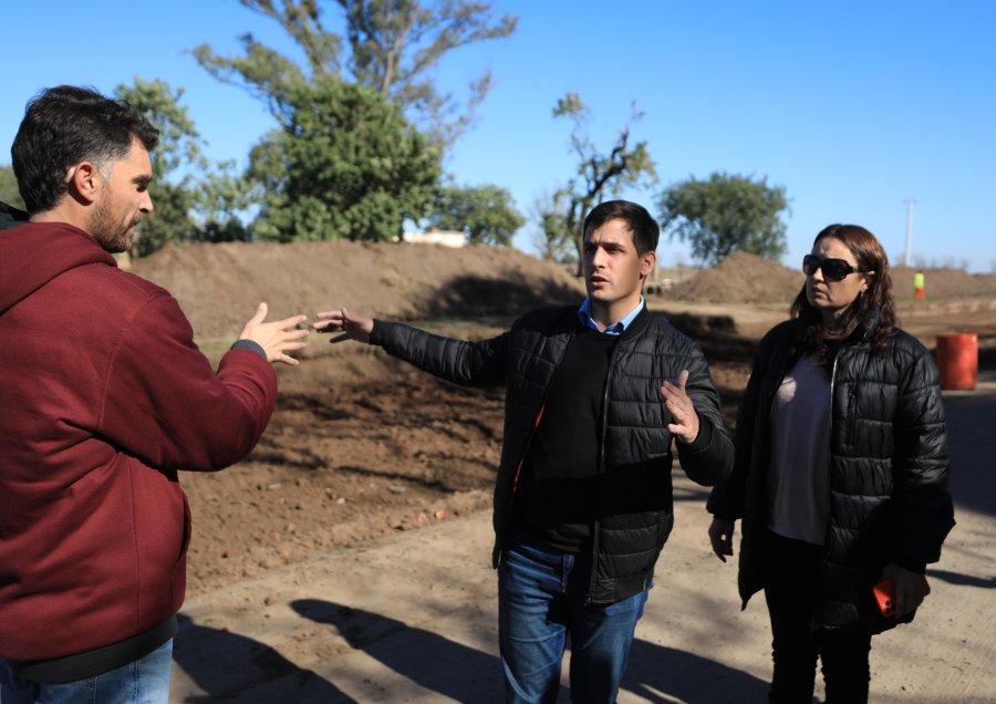 Viotti junto a Asensio e Imoberdorf caminan por el &aacute;rea donde se realiza el movimiento de suelos.