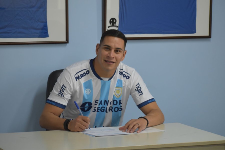 FIRMANDO CONTRATO./ Llega desde Sol de América.