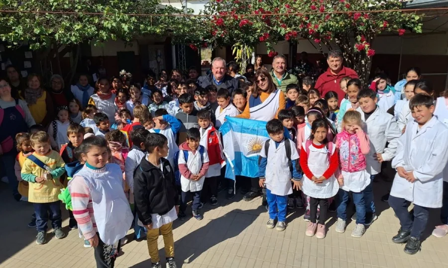 Los legisladores y una comunidad educativa en Huanqueros.